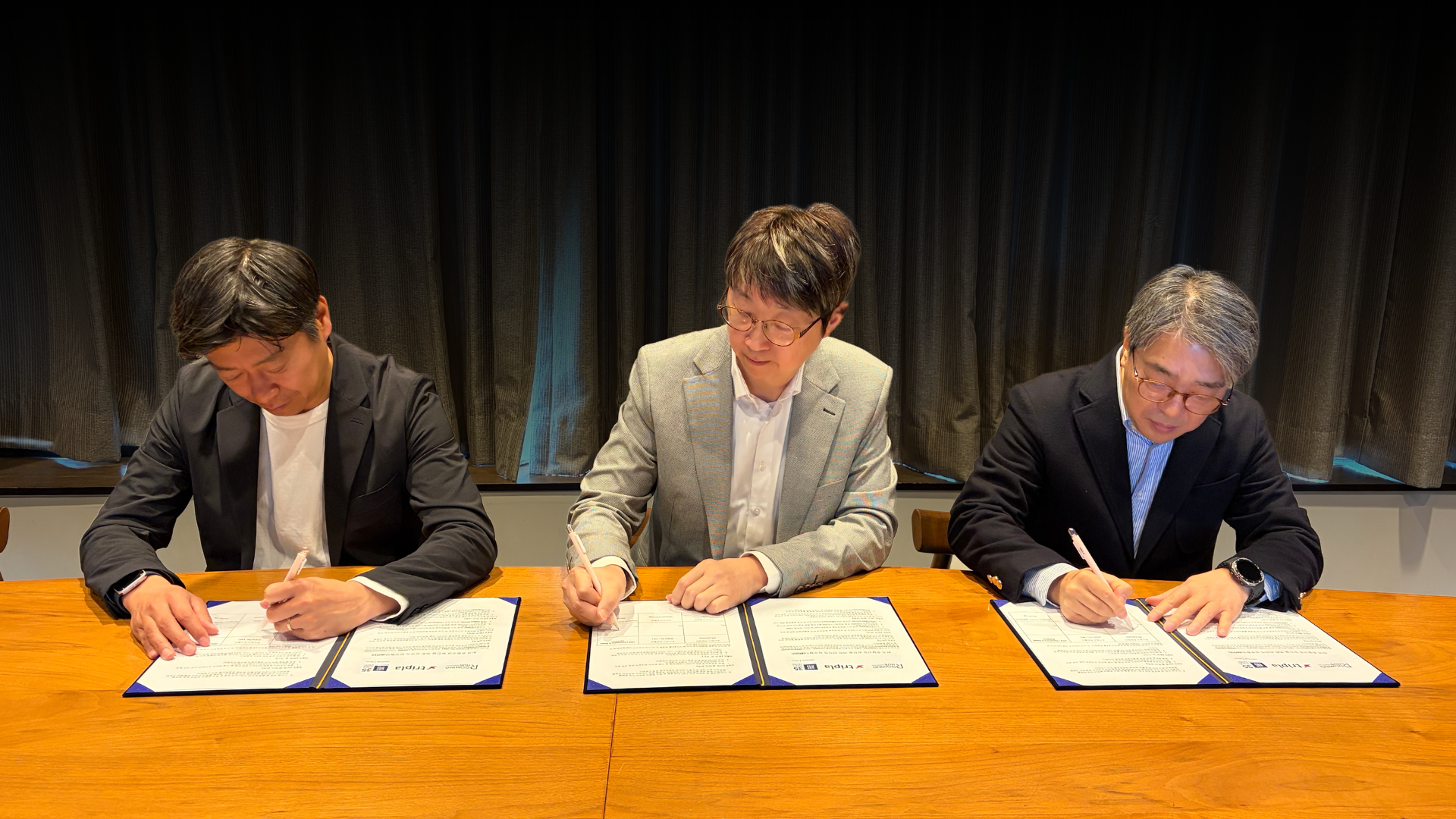 03_KR_SigningCeremony